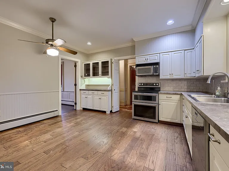 226 E Caracas Ave — Photo 20