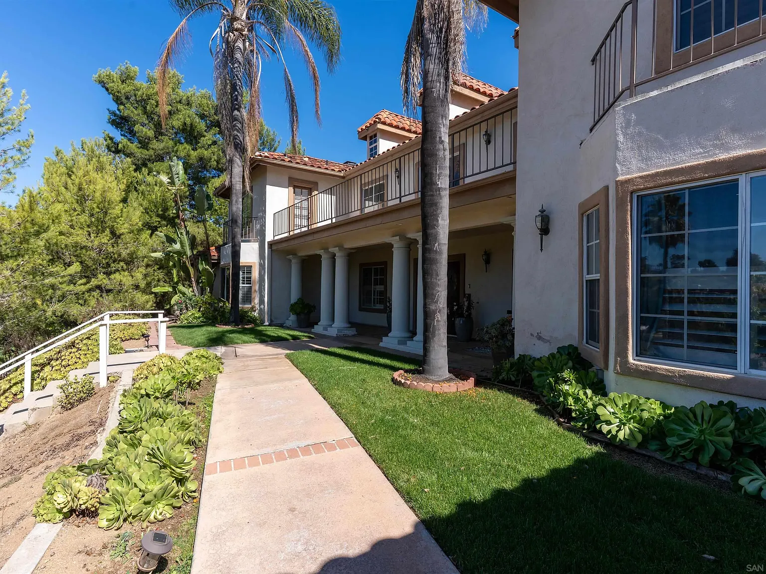 6 bed, 5.0 bath, 5120 sqft, $8,000 — Photo 2