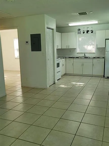 2223 Taylor St — Photo 4