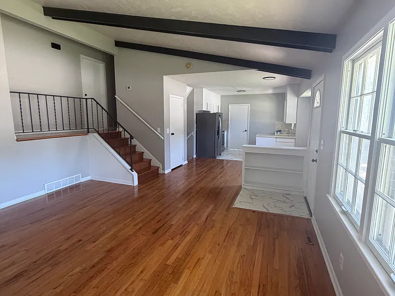 4709 Parkview Dr — Photo 2