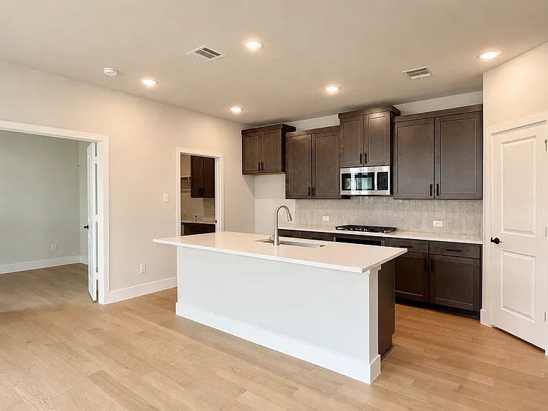 7183 Lathrop Ln — Photo 5