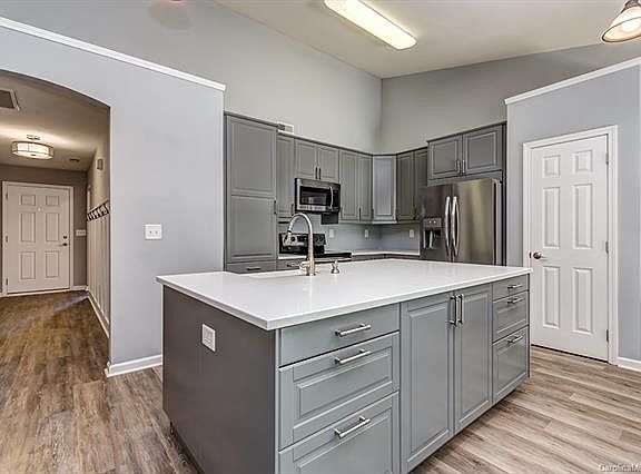 3rd image of 805 Marthas View Dr