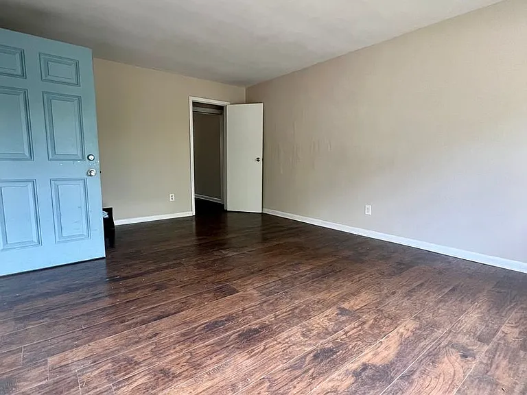 Main St 109 — Photo 12