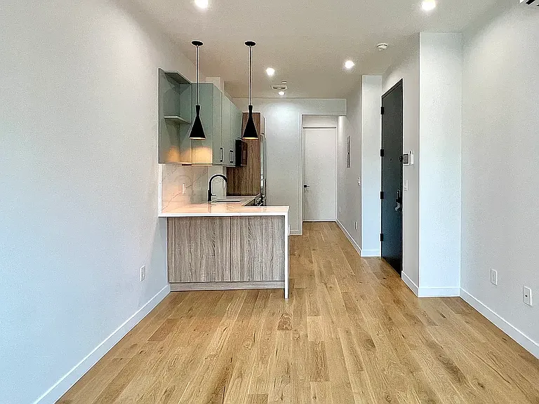 27-10 Crescent St #1A — Photo 2