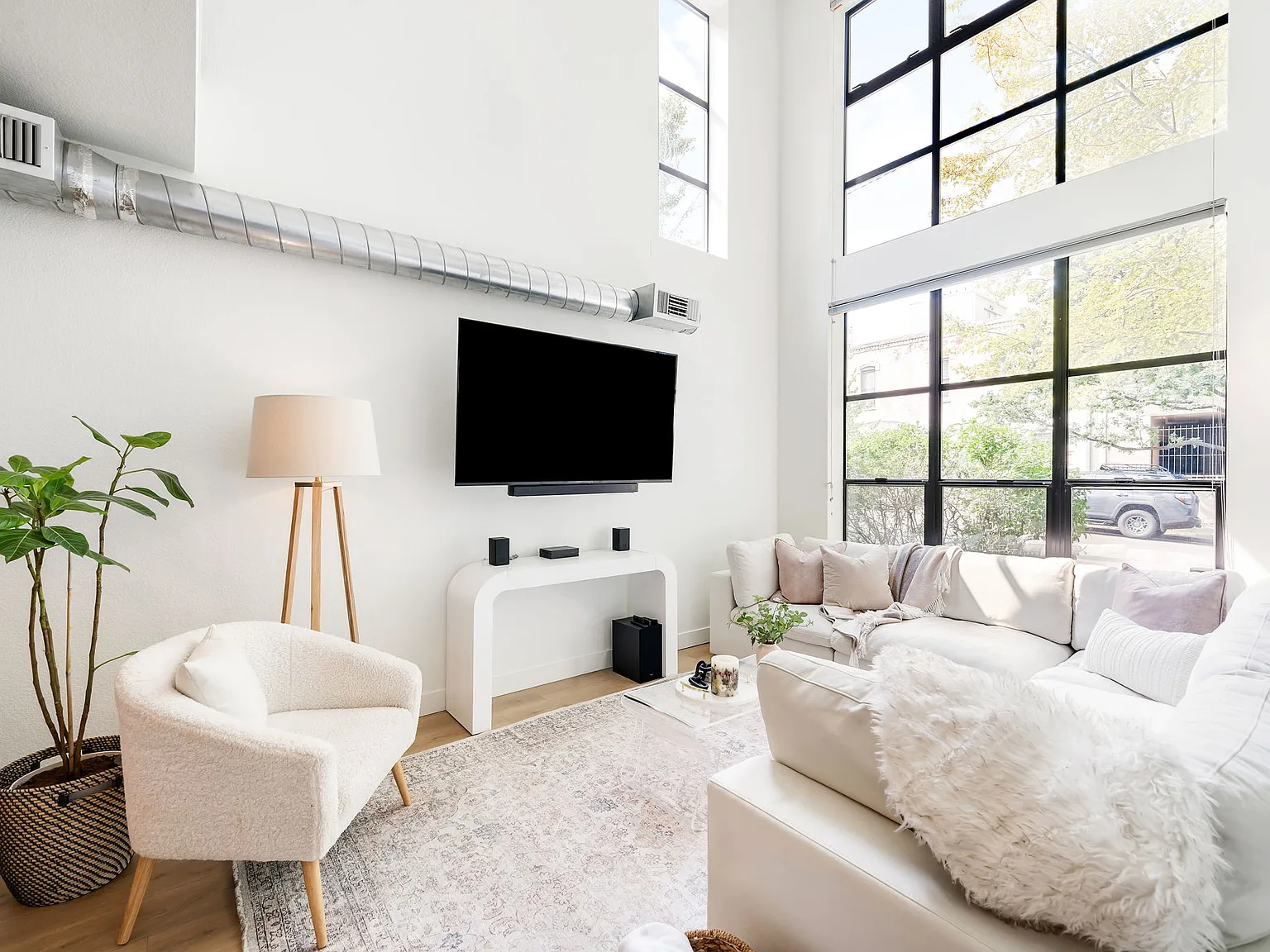 1 bed, 922 sqft, $2,795 — Photo 3