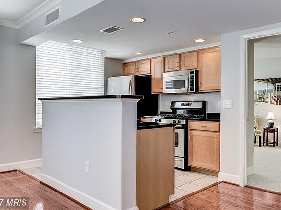 5th image of 1205 N Garfield St APT 807