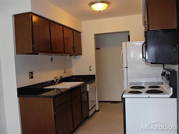 2nd image of 36026 Kingsland Ct