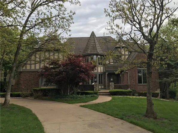 3621 W 121st Ter, Leawood, KS 66209