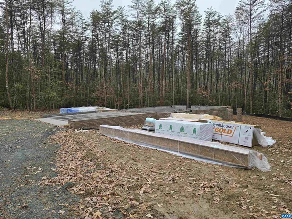 4696 Venable Rd, Kents Store, VA 23084