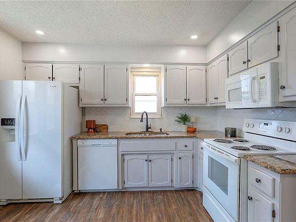 3rd image of 924 Shiloh Ct