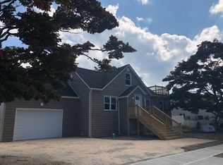 25 Surf Rd, Lindenhurst, NY 11757