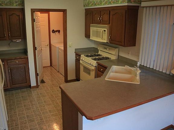 3rd image of 138 Stonehedge Dr