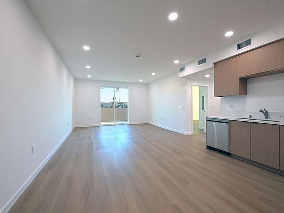 4th image of 14606 Sylvan St #406