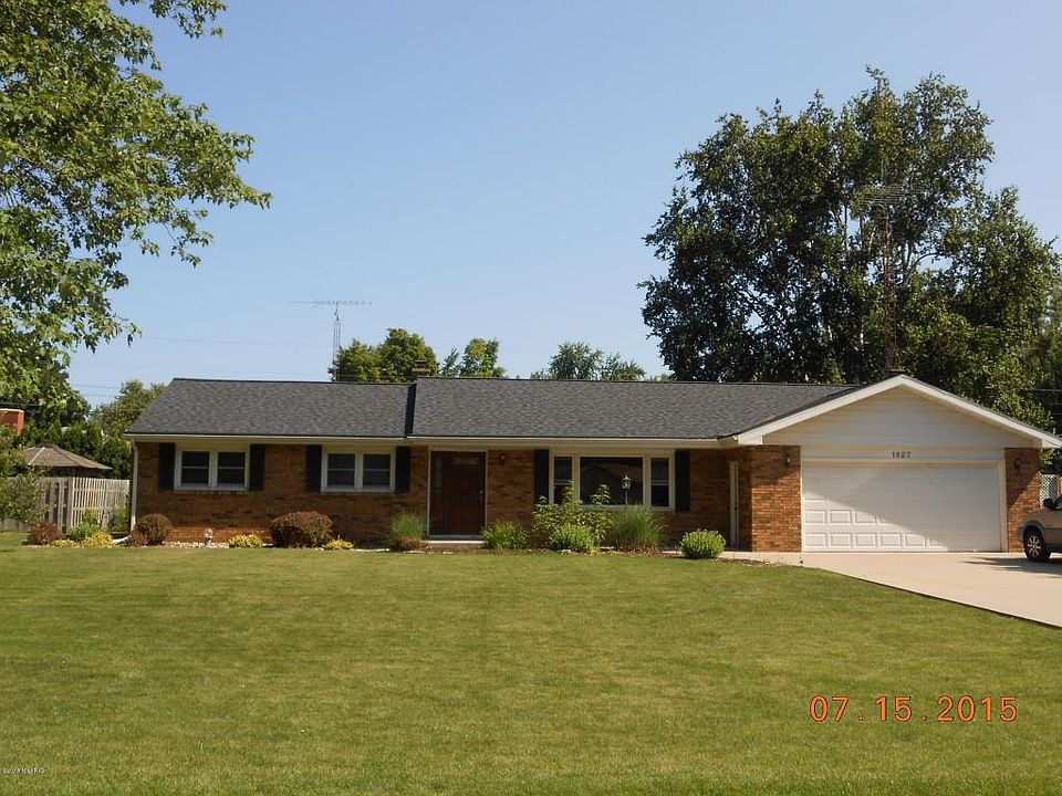 1st image of 1827 N Cambridge Dr