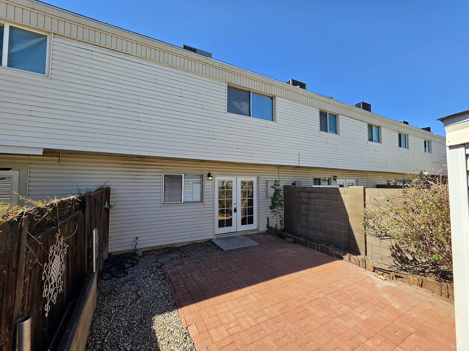 3 bed, 1.5 bath, 1220 sqft, $1,895 — Photo 2