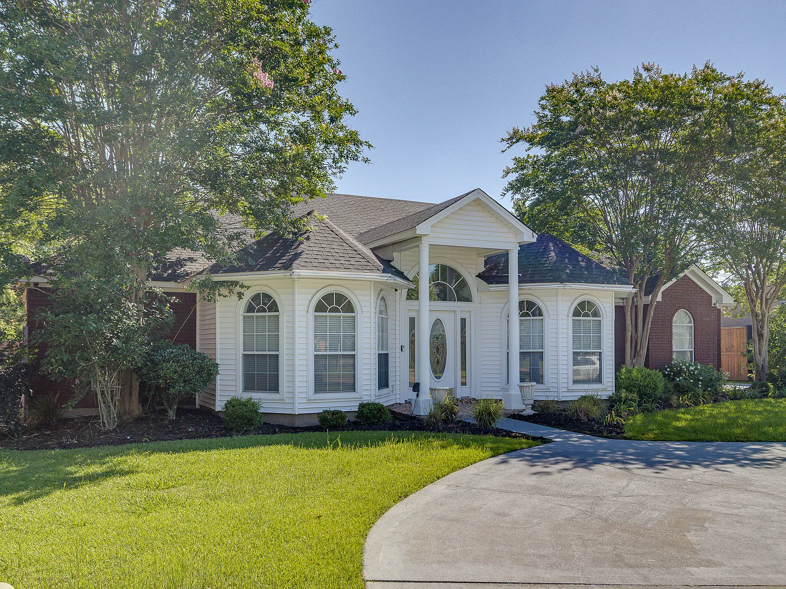 3 bed, 2.5 bath, 2750 sqft, $2,500 — Photo 3