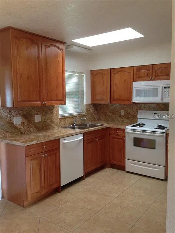 3 bed, 2.0 bath, 1298 sqft, $1,695 — Photo 2