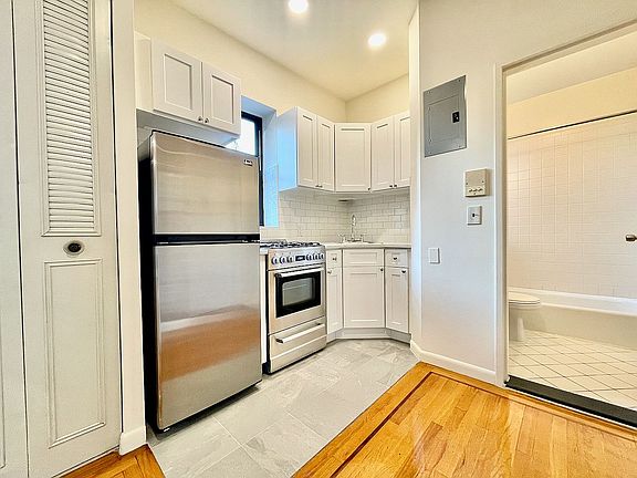 3rd image of 207 E 29th St APT 26