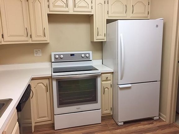 Kitchen: new electric range, new refrigerator