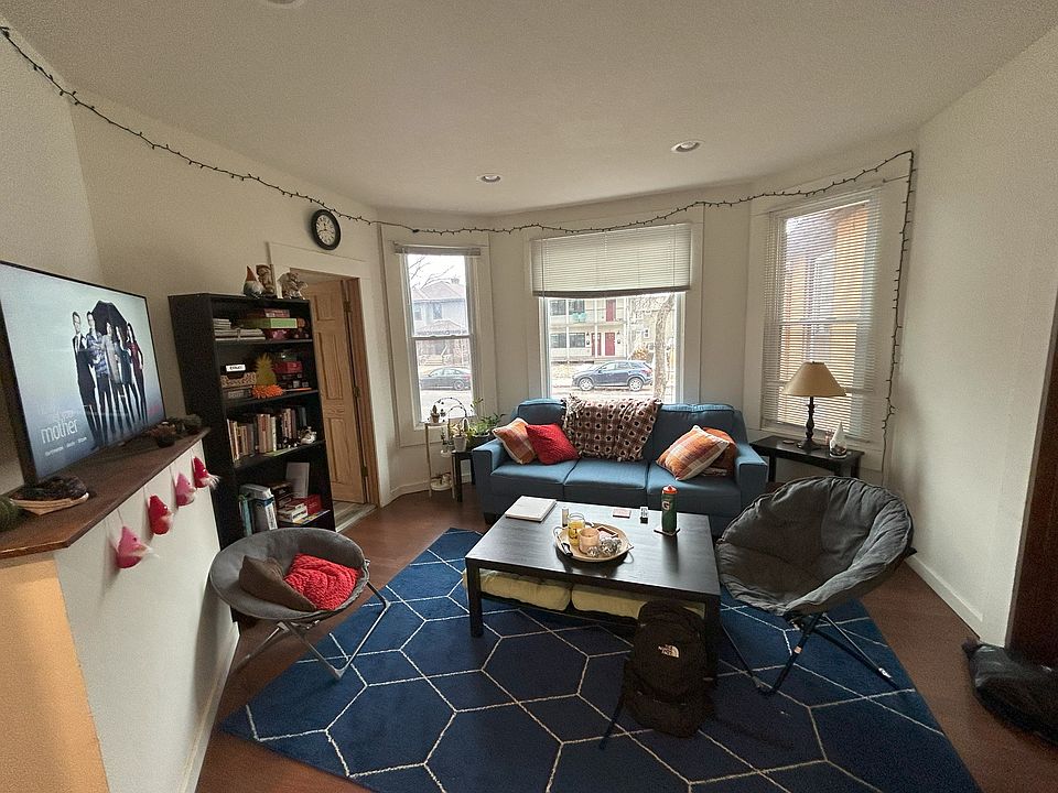 1st image of 1000 18th Ave SE APT 1