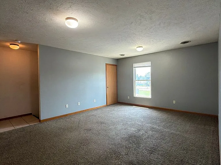 269 Woodridge Ct — Photo 3