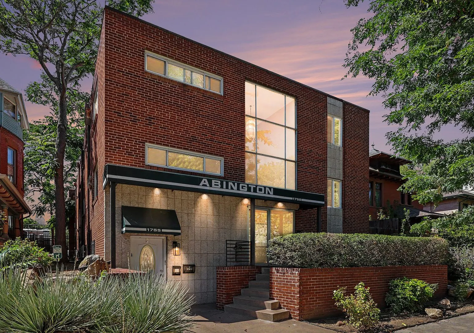 Available NOW! 2 Bedroom 2 Bath Beautiful Condo in Denver! — Photo 1