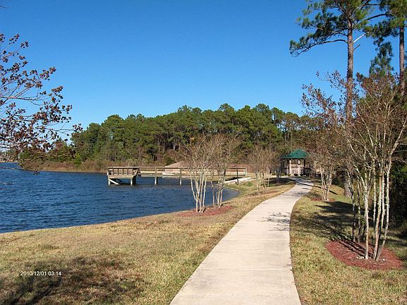 Walkway to comm. park