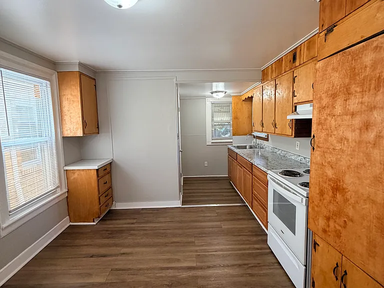 202 Hallock Ave — Photo 6