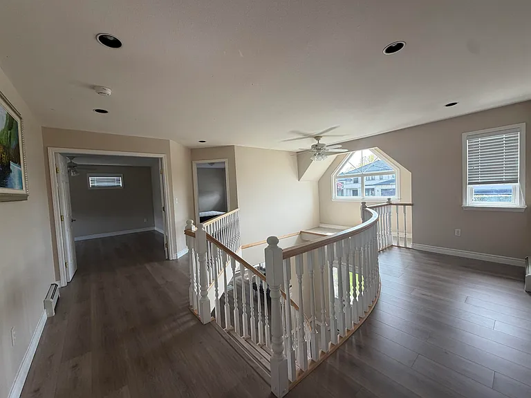 9228 Pinewell Cres — Photo 4