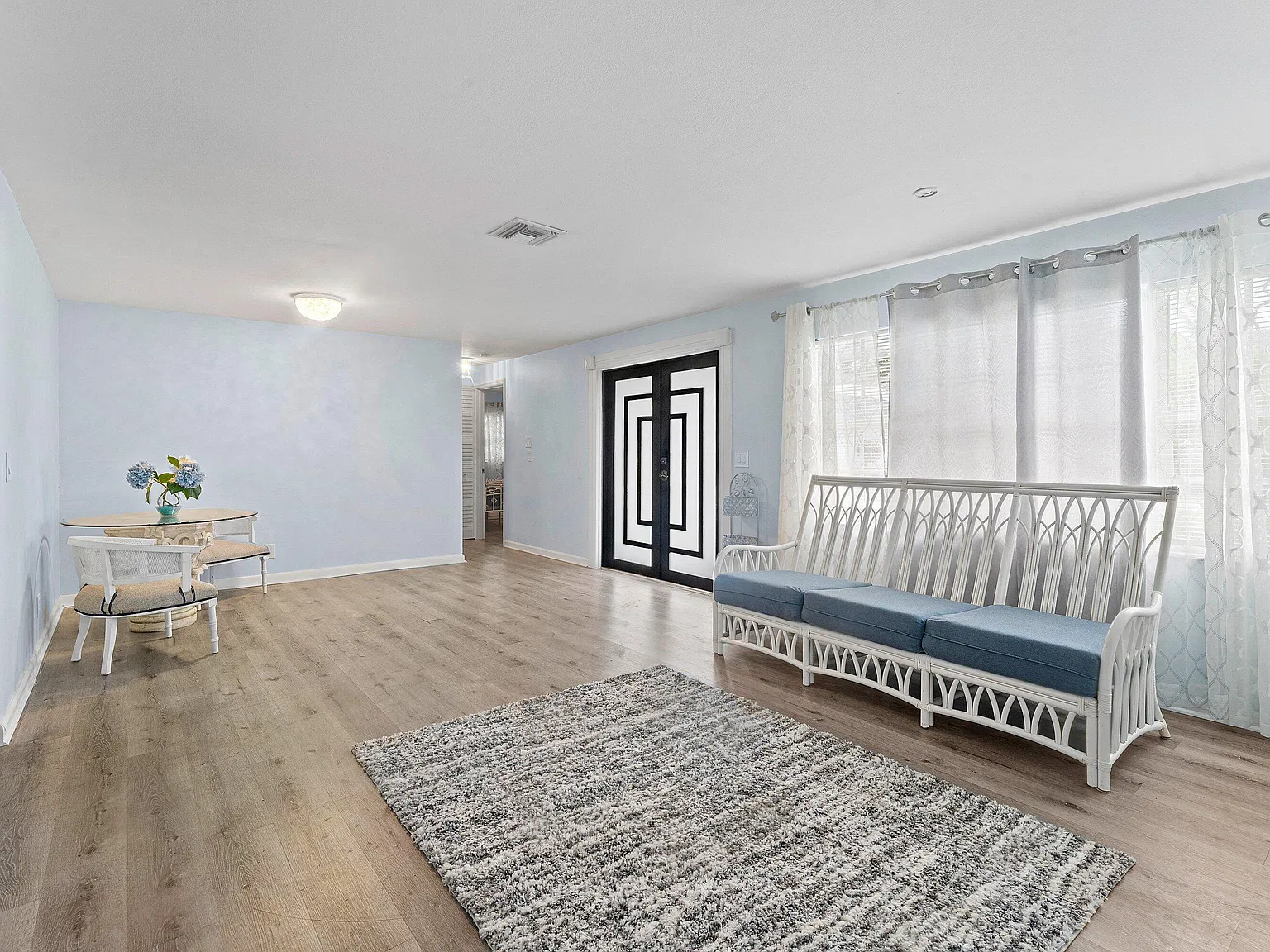 4 bed, 2.0 bath, 1990 sqft, $4,000 — Photo 3