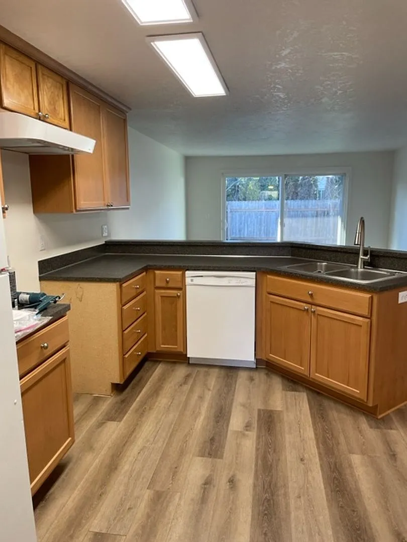 Refurbished — Photo 1