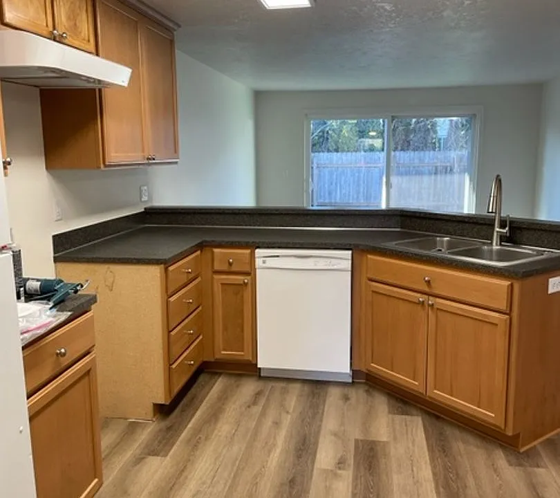 1045 Raffon Ct SE