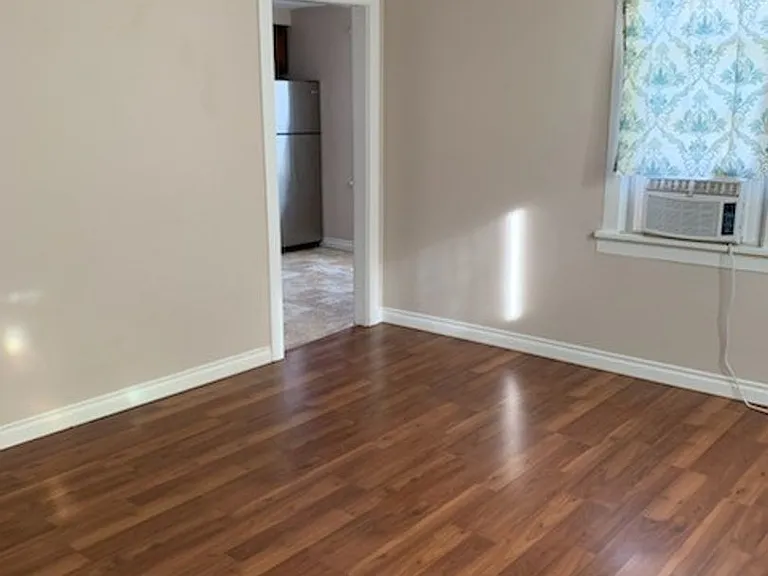 1729 8th St NE — Photo 3