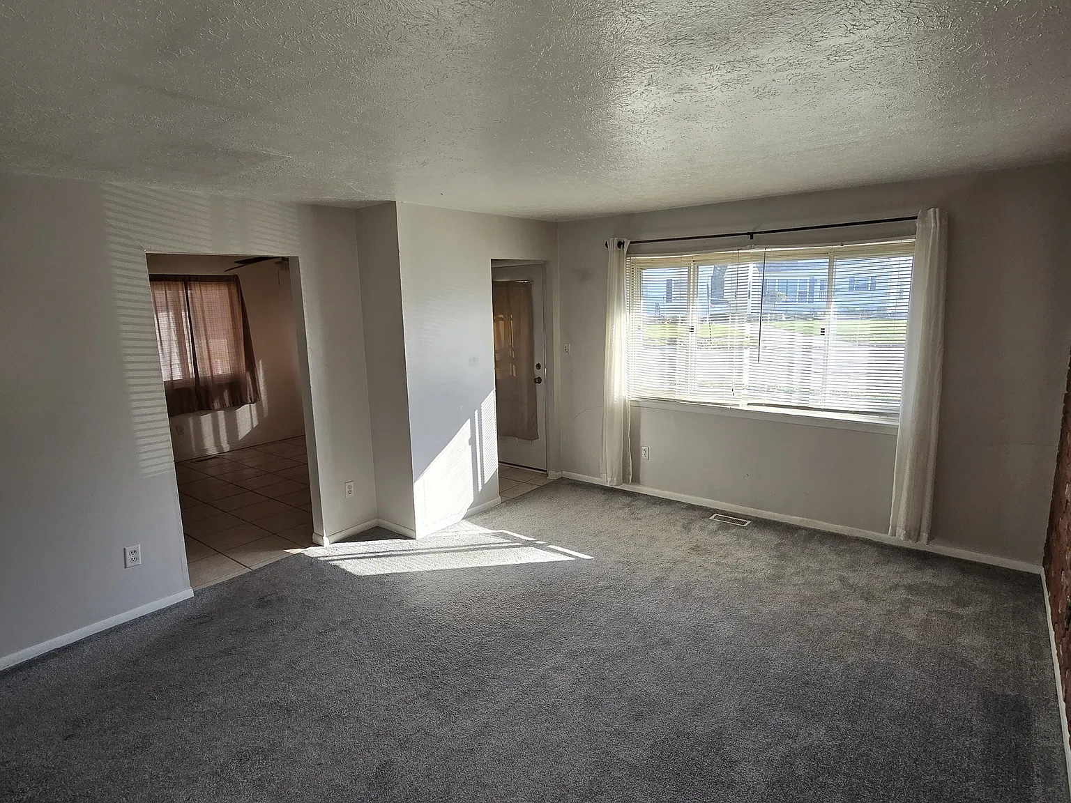 3 bed, 988 sqft, $1,600 — Photo 3