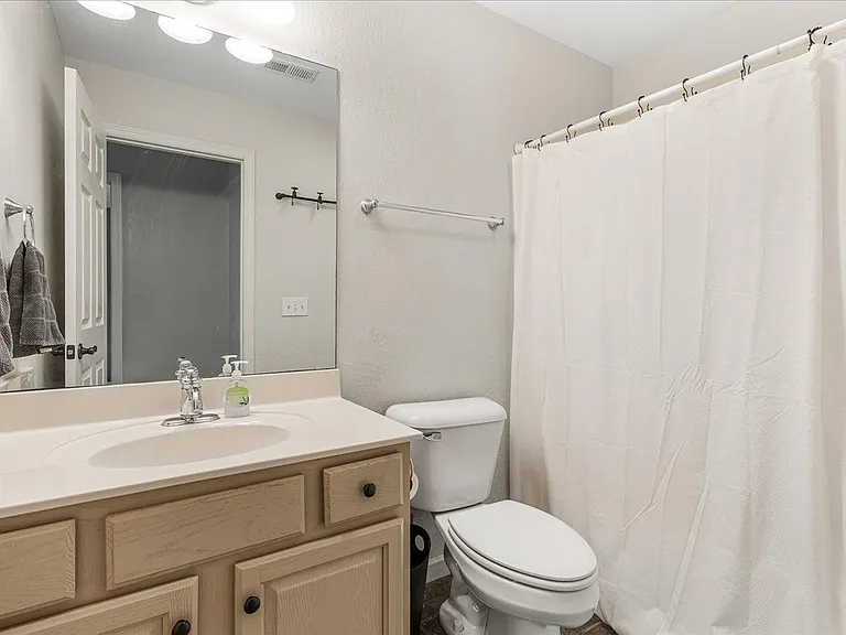 410 Ashbury Cir — Photo 12