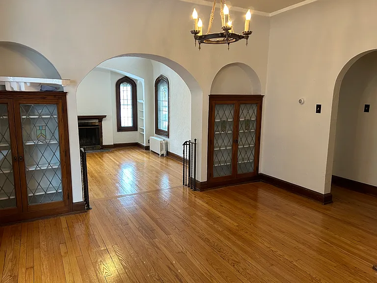 2415 E Stratford Ct — Photo 2