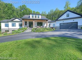 12101 Center Rd, Fenton, MI 48430