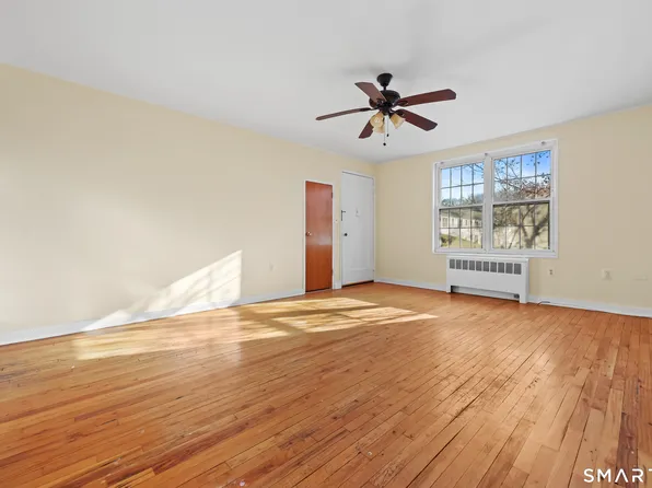 33 Nob Hill Cir A, Bridgeport, CT 06610