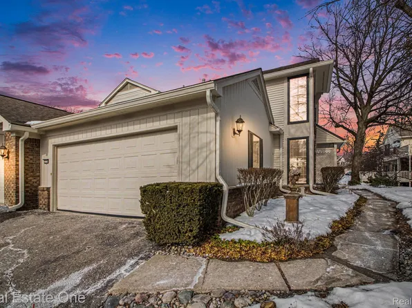 7174 Creeks Xing, West Bloomfield, MI 48322