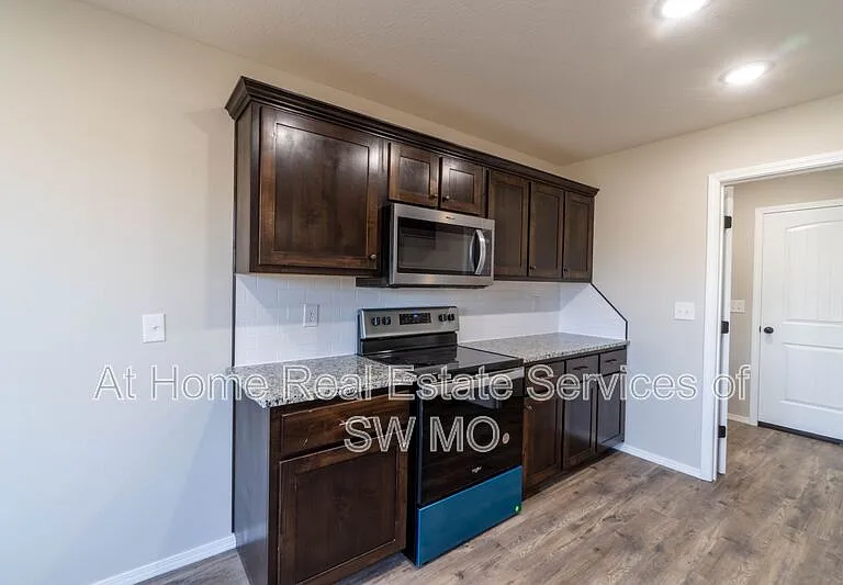 1810 S 15th Ave — Photo 2