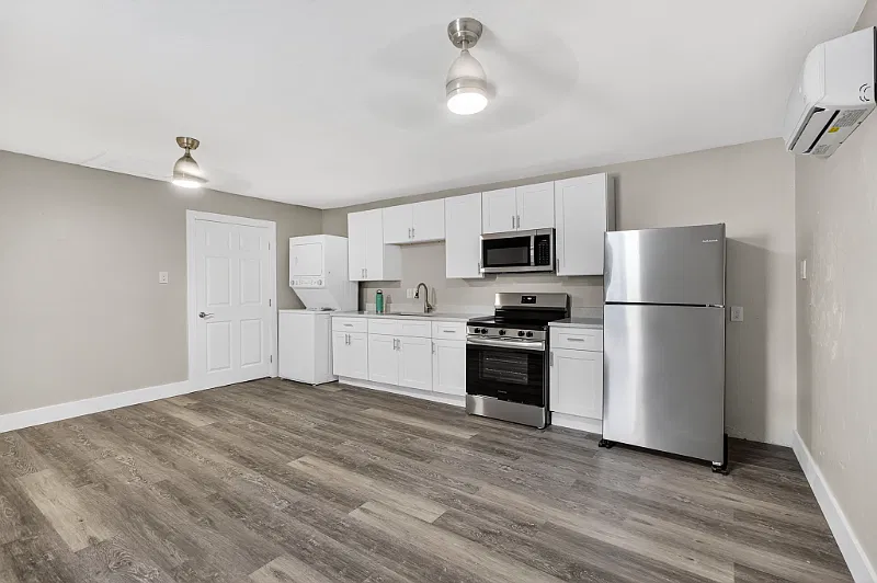 Completely Remodeled Apartment with Pool — Photo 4