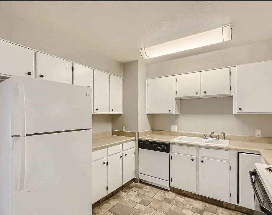 5 bed, 1680 sqft, $2,950 — Photo 3