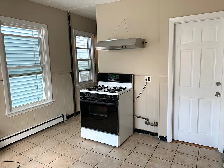 202 Saratoga St #2 — Photo 4