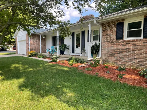 321 Southland Dr, Warrensburg, IL 62573