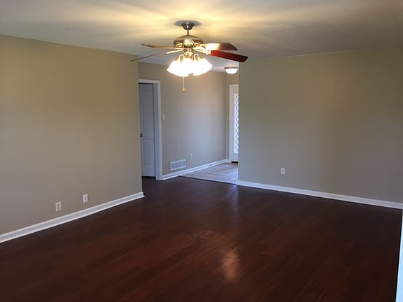 3rd image of 1086 Greenwich Dr