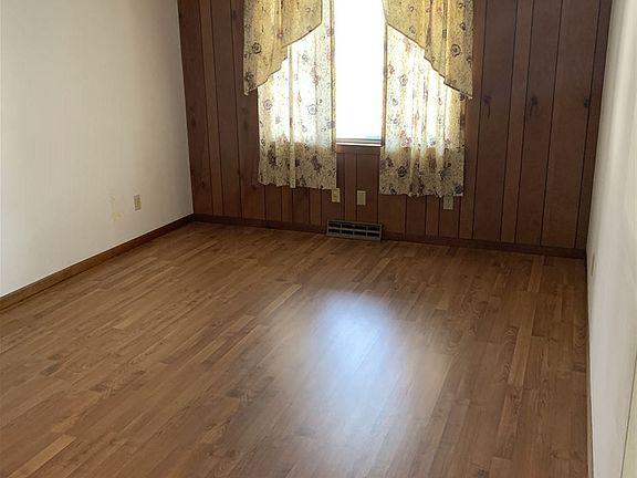 3rd image of 22 Avenue C E