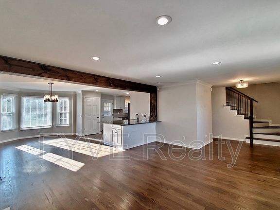 3rd image of 547 Hopewood Ct