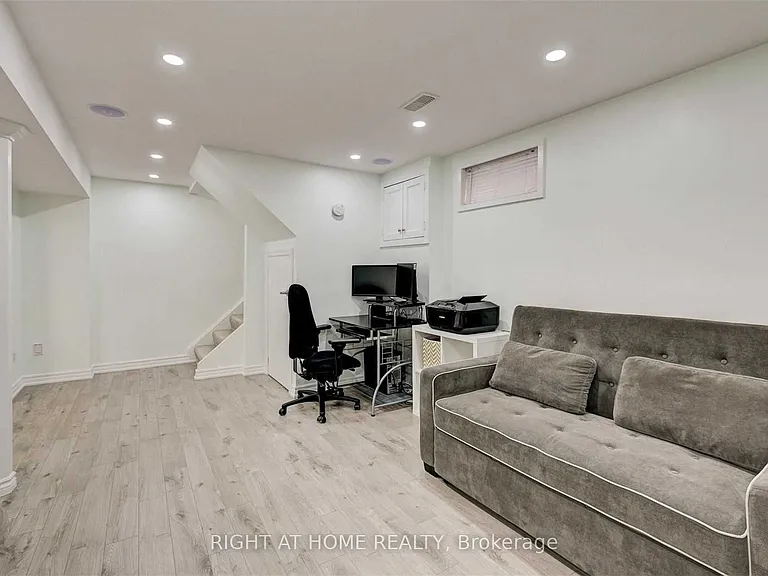 121 Radford Dr — Photo 18