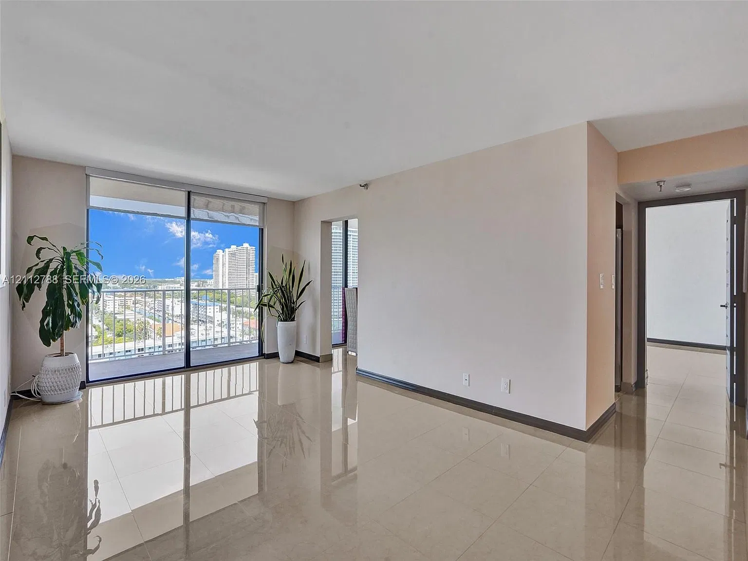 Winston Towers 700 Condo — Photo 4