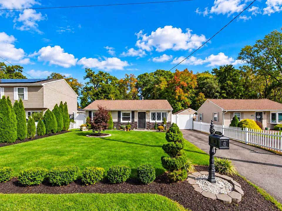 535 Holly Village Ln